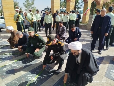 تصاویر / مراسم غبارروبی و عطر افشانی مزار مطهر شهدا در آذرشهر