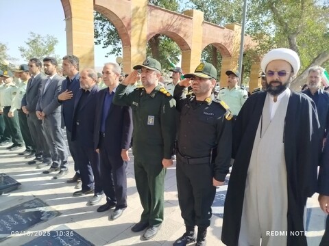 تصاویر / مراسم غبارروبی و عطر افشانی مزار مطهر شهدا در آذرشهر