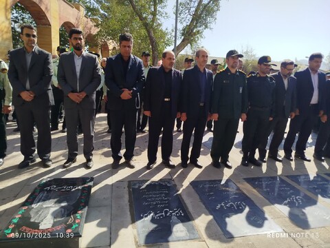 تصاویر / مراسم غبارروبی و عطر افشانی مزار مطهر شهدا در آذرشهر