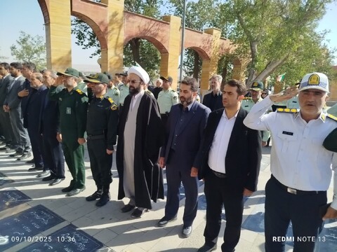 تصاویر / مراسم غبارروبی و عطر افشانی مزار مطهر شهدا در آذرشهر