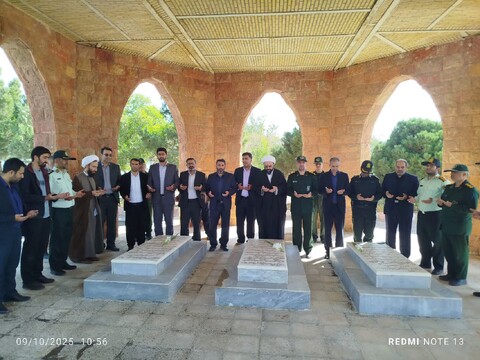 تصاویر / مراسم غبارروبی و عطر افشانی مزار مطهر شهدا در آذرشهر