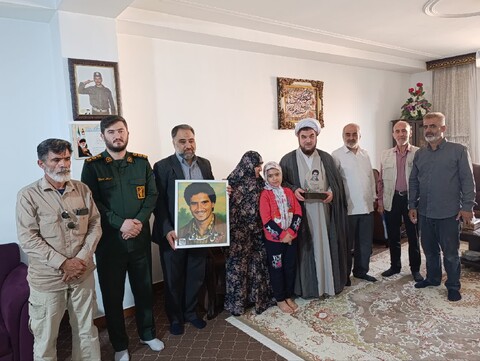 دیدار مسئولین و امام جمعه کمالشهر با خانواده شهدا