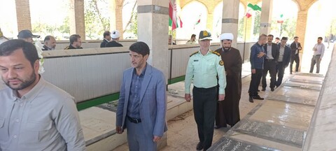 تصاویر / مراسم غبارروبی و عطر افشانی مزار مطهر شهدا در سلطانیه