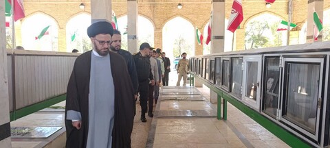 تصاویر / مراسم غبارروبی و عطر افشانی مزار مطهر شهدا در سلطانیه