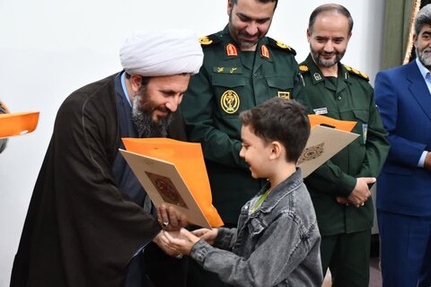 تصاویر/ آیین تجلیل از ۱۵۰ حافظ خردسال دارالقرآن بسیج سپاه خوی
