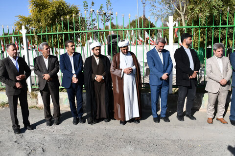 تصاویر/ غبارروبی وعطرافشانی گلزار مطهر شهدای خوی