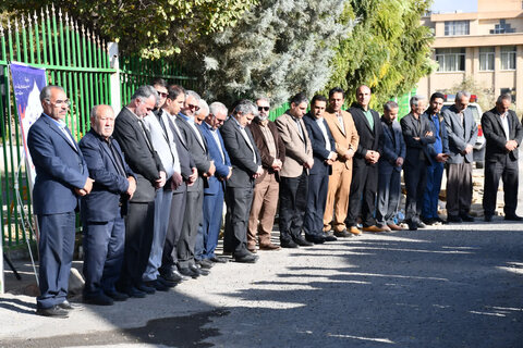 تصاویر/ غبارروبی وعطرافشانی گلزار مطهر شهدای خوی