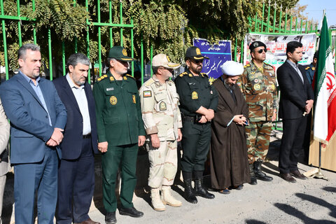 تصاویر/ غبارروبی وعطرافشانی گلزار مطهر شهدای خوی