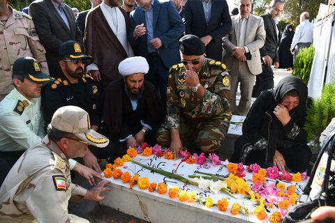 تصاویر/ غبارروبی وعطرافشانی گلزار مطهر شهدای خوی