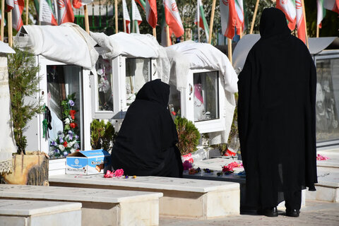 تصاویر/ غبارروبی وعطرافشانی گلزار مطهر شهدای خوی