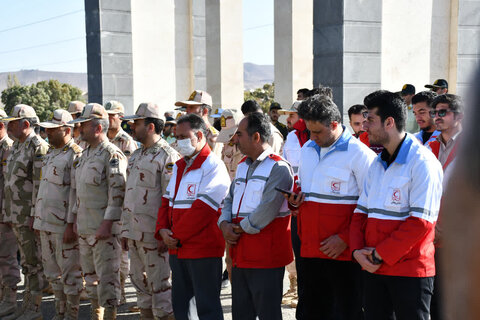 تصاویر/ غبارروبی وعطرافشانی گلزار مطهر شهدای خوی