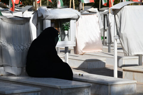 تصاویر/ غبارروبی وعطرافشانی گلزار مطهر شهدای خوی