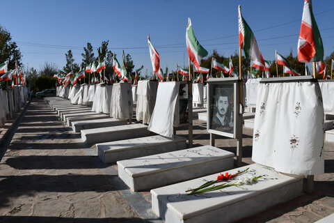 تصاویر/ غبارروبی وعطرافشانی گلزار مطهر شهدای خوی