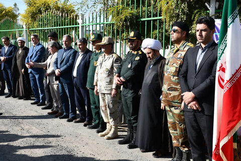 تصاویر/ غبارروبی وعطرافشانی گلزار مطهر شهدای خوی