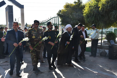 تصاویر/ غبارروبی وعطرافشانی گلزار مطهر شهدای خوی