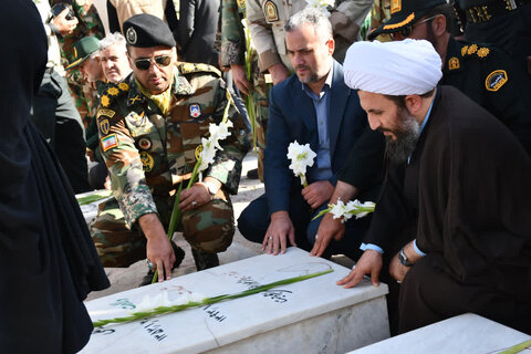 تصاویر/ غبارروبی وعطرافشانی گلزار مطهر شهدای خوی