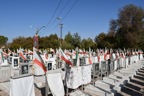 تصاویر/ غبارروبی وعطرافشانی گلزار مطهر شهدای خوی