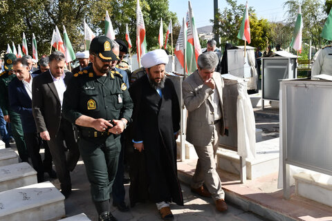 تصاویر/ غبارروبی وعطرافشانی گلزار مطهر شهدای خوی