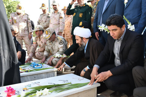 تصاویر/ غبارروبی وعطرافشانی گلزار مطهر شهدای خوی