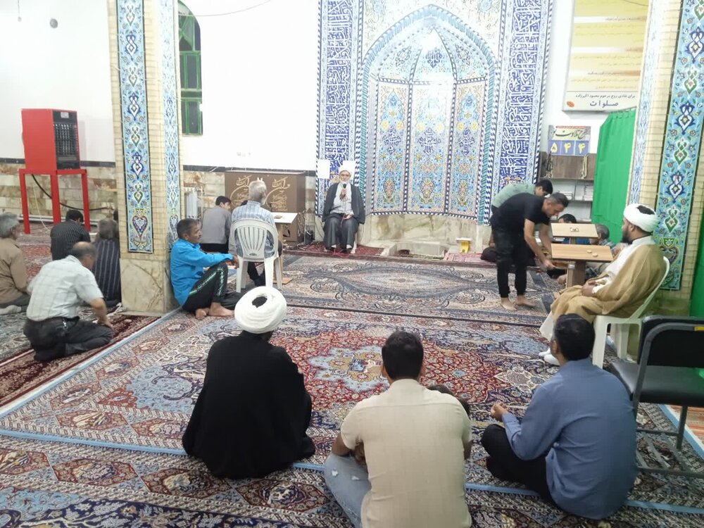 حضور معاون تبلغ کرمان در نماز جماعت مغرب و عشا و سخنرانی در جمع مردم روستای احمدآباد دیلمقانی