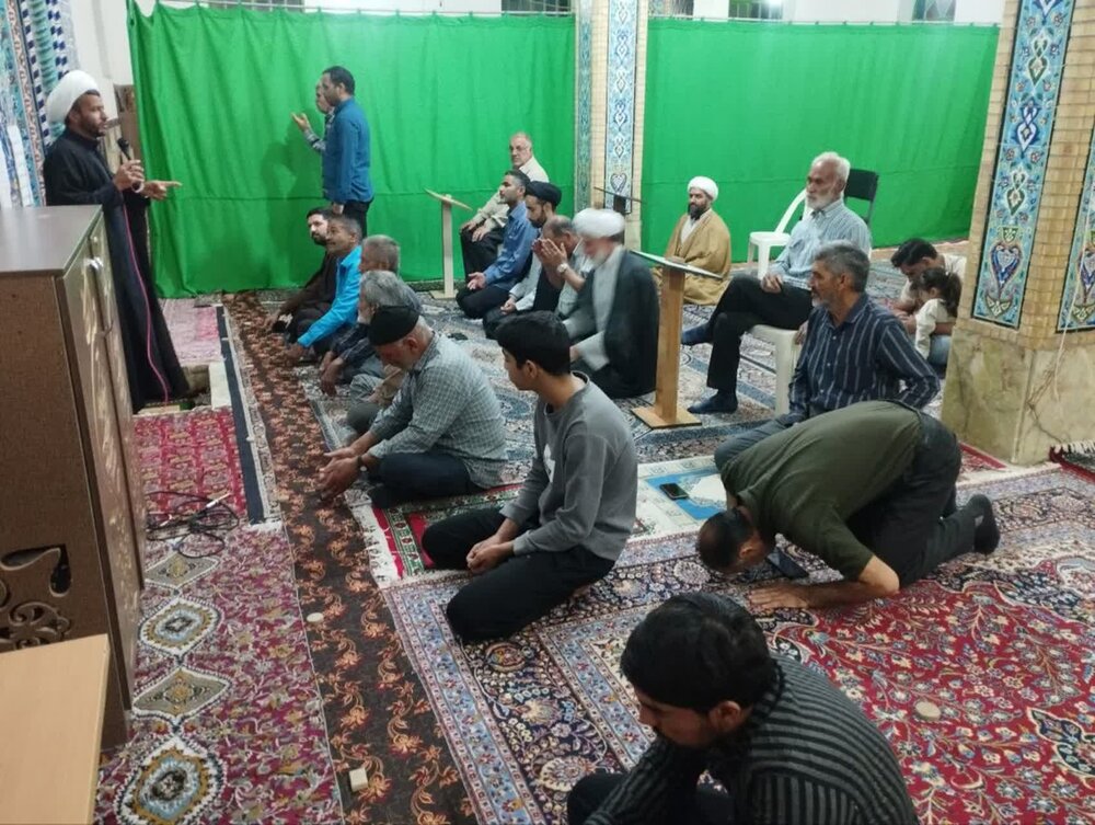 حضور معاون تبلغ کرمان در نماز جماعت مغرب و عشا و سخنرانی در جمع مردم روستای احمدآباد دیلمقانی