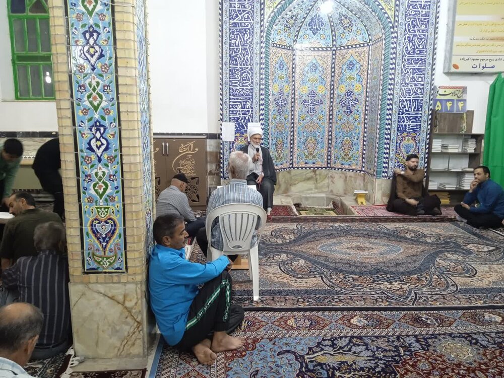 حضور معاون تبلغ کرمان در نماز جماعت مغرب و عشا و سخنرانی در جمع مردم روستای احمدآباد دیلمقانی