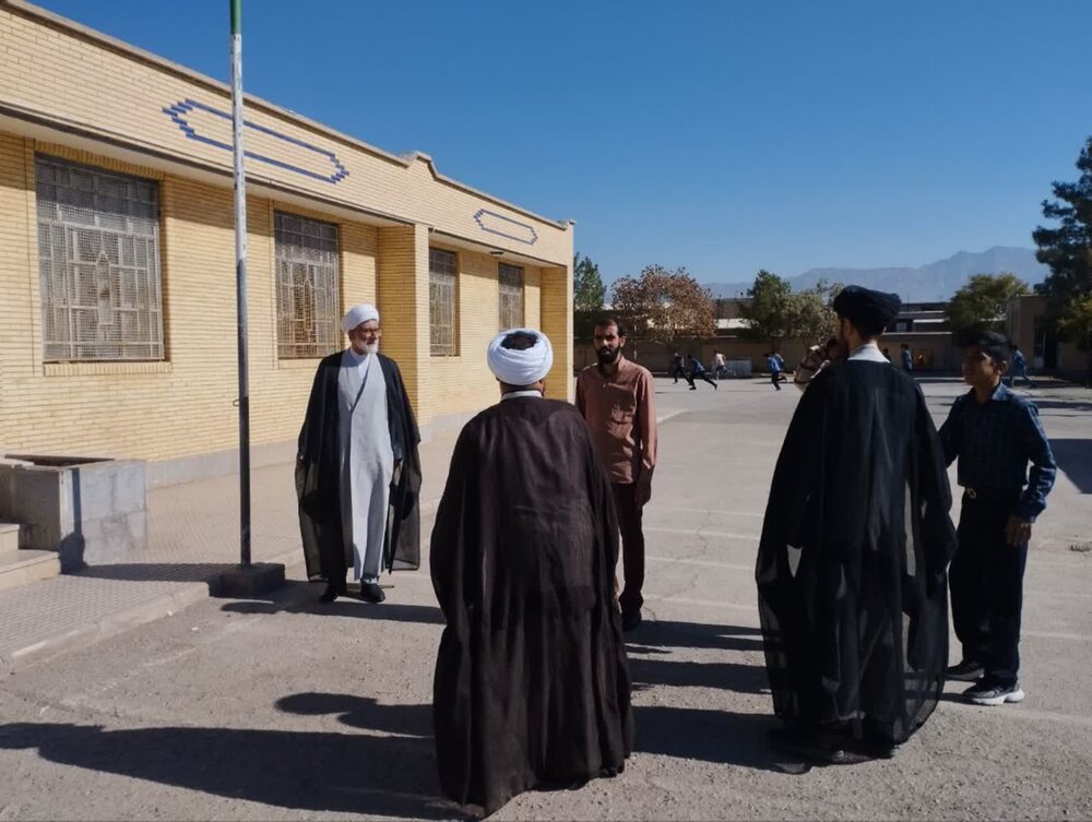 حضور معاون تبلیغ کرمان در دبیرستان پسرانه دوره اول شهید مدرس