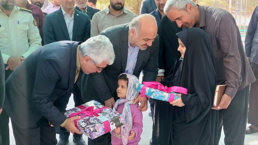 ادای احترام مسئولان استانی و شهرستانی به مقام شامخ ۸ شهید روستای محمدآباد+ عکس