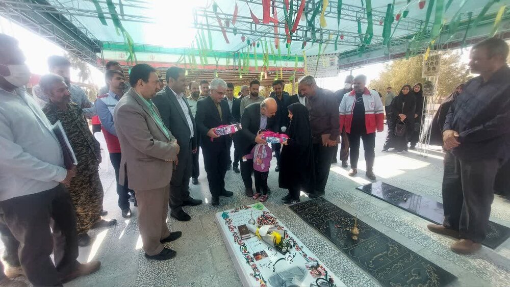 ادای احترام مسئولان استانی و شهرستانی به مقام شامخ ۸ شهید روستای محمدآباد+ عکس