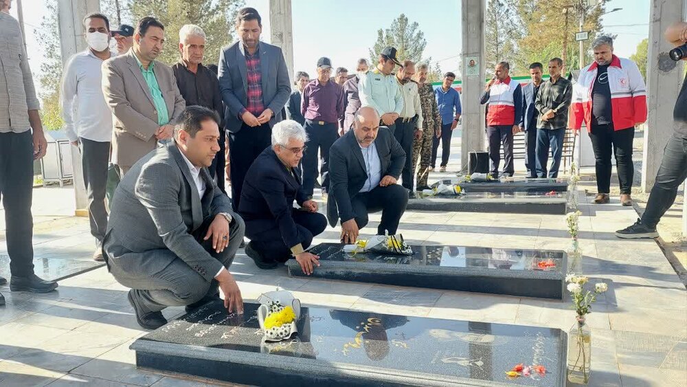 ادای احترام مسئولان استانی و شهرستانی به مقام شامخ ۸ شهید روستای محمدآباد+ عکس