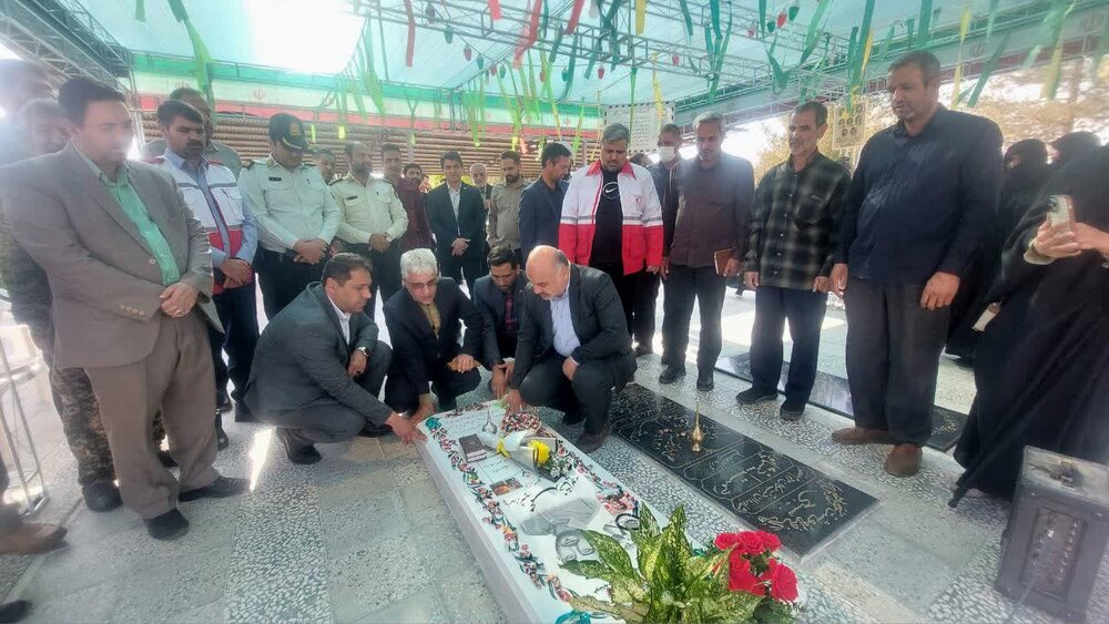 ادای احترام مسئولان استانی و شهرستانی به مقام شامخ ۸ شهید روستای محمدآباد+ عکس