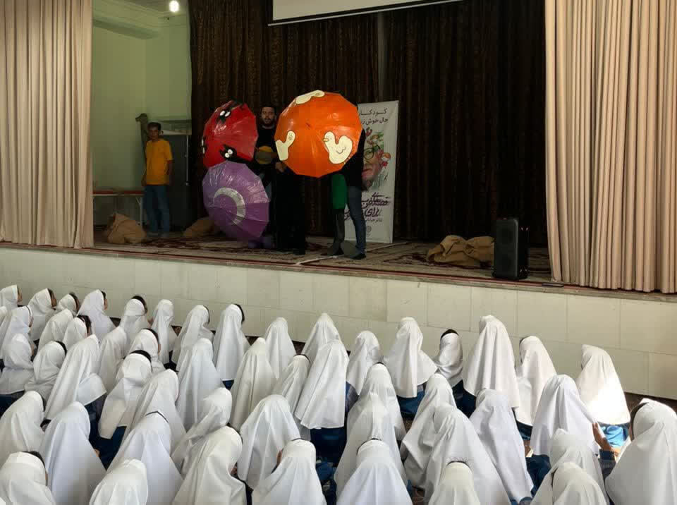 تصاویر/ اجرای نمایش خیابانی قصه‌های خوب مناسبت هفته ملی کودک