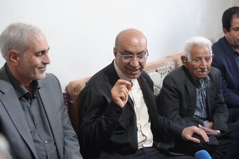 دیدار استاندار و نماینده کرمانشاه با خانواده شهید اهل کوزران+ تصاویر