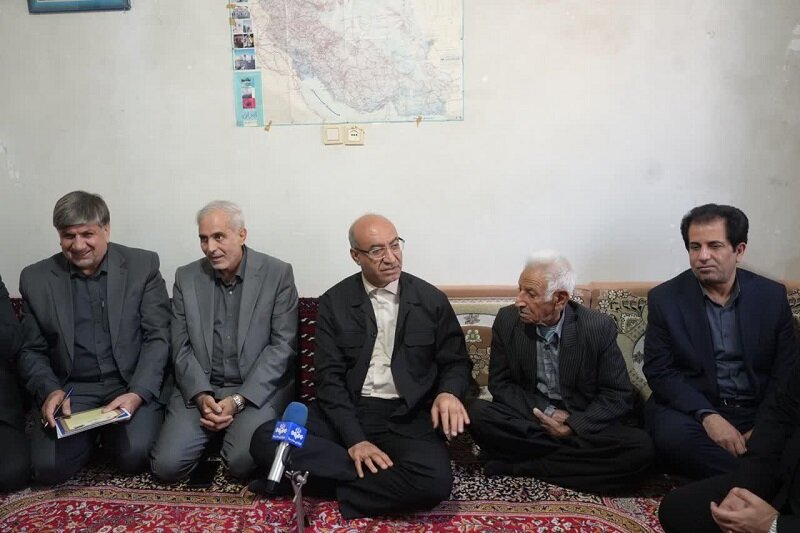 دیدار استاندار و نماینده کرمانشاه با خانواده شهید اهل کوزران+ تصاویر