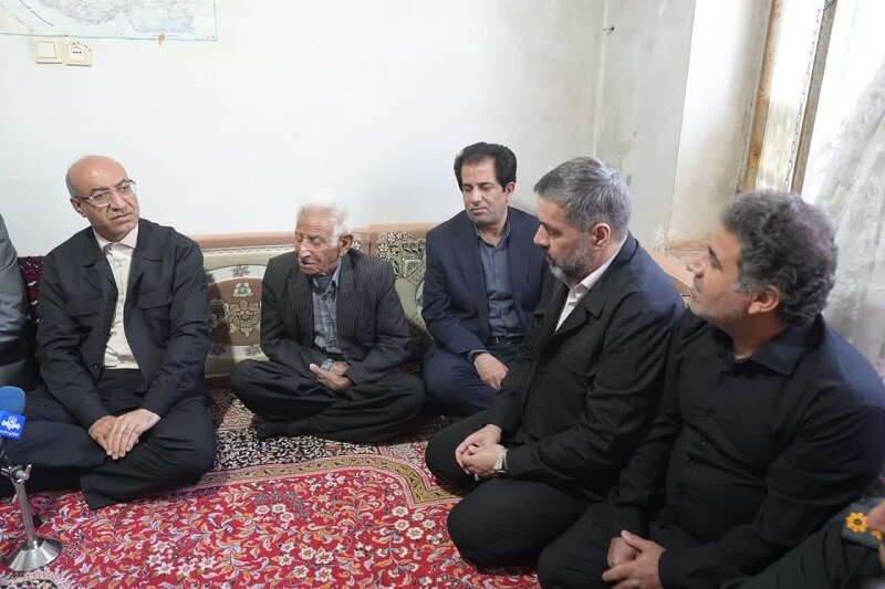 دیدار استاندار و نماینده کرمانشاه با خانواده شهید اهل کوزران+ تصاویر