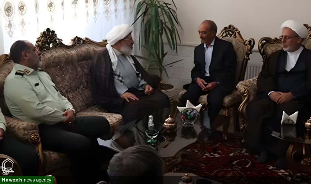 تکریم خانواده شهدا وظیفه آحاد ملت ایران است