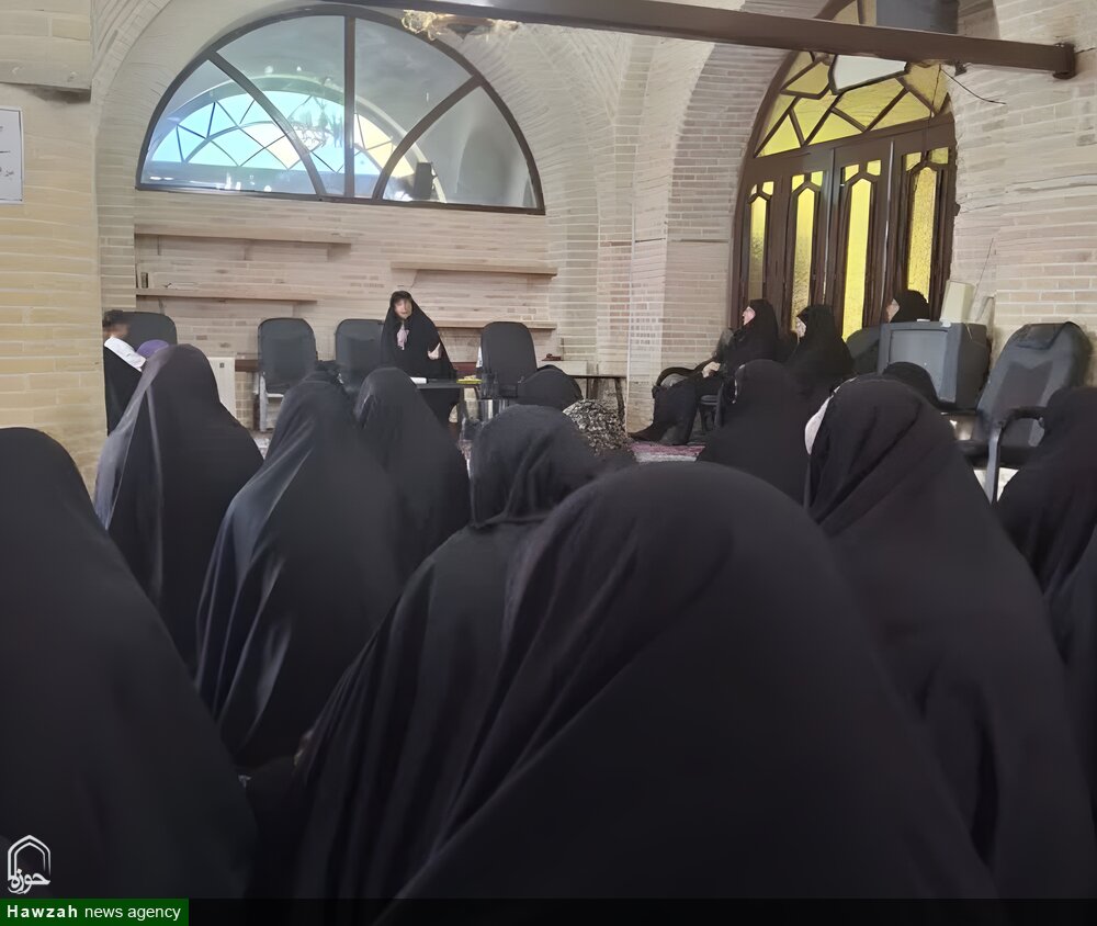 نشست تبیینی چالش خودمحق‌پنداری در مدرسه علمیه الزهرا(س) زنجان برگزار شد