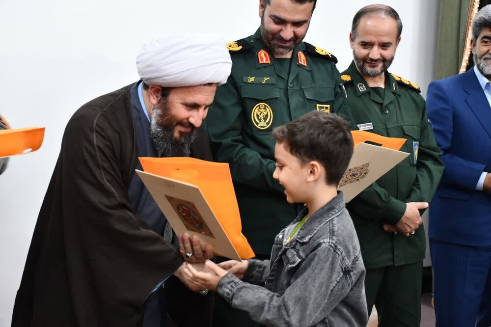 تصاویر/ آیین تجلیل از ۱۵۰ حافظ خردسال دارالقرآن بسیج سپاه خوی