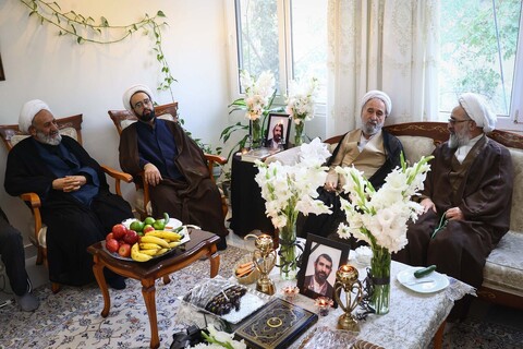 تصاویر/ حضور مشاور رئیس مجلس در منزل امام جماعت فقید مسجد بقیةالله (عج)