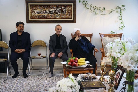 تصاویر/ حضور مشاور رئیس مجلس در منزل امام جماعت فقید مسجد بقیةالله (عج)