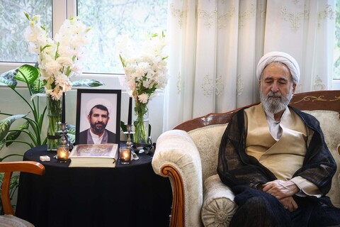 تصاویر/ حضور مشاور رئیس مجلس در منزل امام جماعت فقید مسجد بقیةالله (عج)