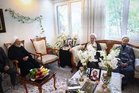 تصاویر/ حضور مشاور رئیس مجلس در منزل امام جماعت فقید مسجد بقیةالله (عج)