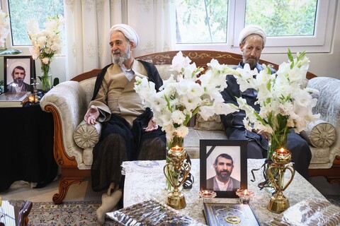 تصاویر/ حضور مشاور رئیس مجلس در منزل امام جماعت فقید مسجد بقیةالله (عج)