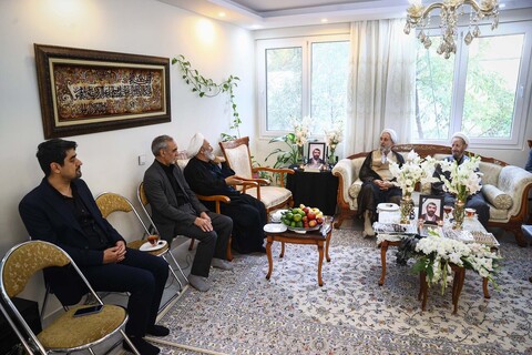 تصاویر/ حضور مشاور رئیس مجلس در منزل امام جماعت فقید مسجد بقیةالله (عج)