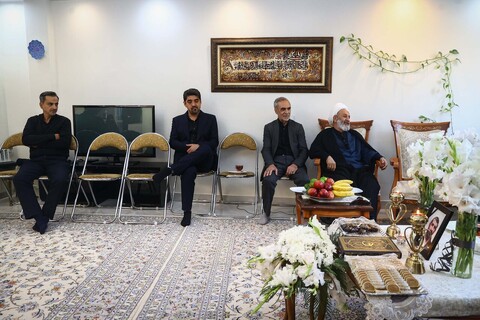 تصاویر/ حضور مشاور رئیس مجلس در منزل امام جماعت فقید مسجد بقیةالله (عج)
