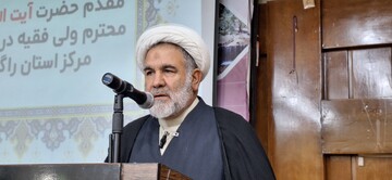 طلبه بدون لباس، مبلّغ ناقص است