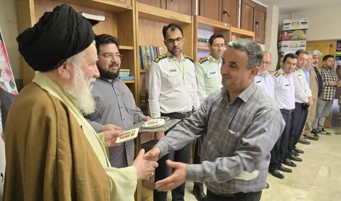 تصاویر/ تقدیر اهالی مساجد از خدمات نیروهای پلیس در دفاع مقدس ۱۲ روزه