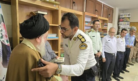 تصاویر/ تقدیر اهالی مساجد از خدمات نیروهای پلیس در دفاع مقدس ۱۲ روزه