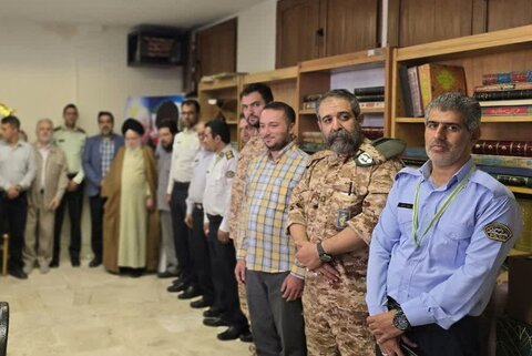 تصاویر/ تقدیر اهالی مساجد از خدمات نیروهای پلیس در دفاع مقدس ۱۲ روزه