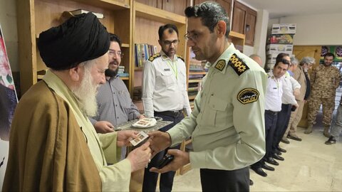 تصاویر/ تقدیر اهالی مساجد از خدمات نیروهای پلیس در دفاع مقدس ۱۲ روزه